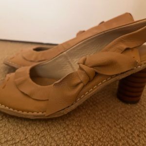 Sundance Women’s size 6 beige casual heels
